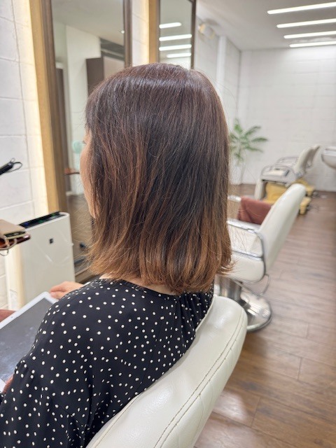 学芸大学 美容室に、Hair Esthe Hi-Deは、あります。学芸大学 美容院に、Hair Esthe Hi-Deはあります。Hair Esthe Hi-Deは目黒区学芸大学駅近くの美容院です。Hair Esthe Hi-Deは目黒区学芸大学駅近くの美容室です。祐天寺美容室近くにも、Hair Esthe Hi-Deはあります。祐天寺美容院近くにも、Hair Esthe Hi-Deはあります。Hair Esthe Hi-Deは髪にやさしく、が綺麗に艶髪になります。Hair Esthe Hi-Deは、カットがとても上手いです。Hair Esthe Hi-Deは、オシャレです。学芸大 美容院 Hair Esthe Hi-Deは、とても人気があります。学芸大 美容室 Hair Esthe Hi-Deは、40代50代60代女性に人気があります。得にボブやショートスタイルが得意で、スタイルがより立体的になります。なので立体感カットが、お客様に人気です。切りっぱなしボブカやマッシュショートも上手いです。なのでショートカットも上手いです。もちろんボブカットも上手いです。カラーも評判よく、ニューアマトラカラーがお客様に高評価です。オーガニックなヘアカラー 香草カラー色葉も人気です。ヘアマニキュアも保湿があり好評です。40代大人女性のお客様が多いです。40代ボブや40代ショートも得意です。50代大人女性も多いです、50代ボブや50代ショートも得意です。50代女性のカットは全般的に得意です。脱白髪染めハイライトカラーも好評です。60代大人女性も多いです。60代女性のカットも得意ですし、上手いと言われます。パーマもとても上手く、 クリープパーマがお客様に高評価クリープパーマしながら、髪は綺麗になります。男性のお客様もいらっしゃいます。男性のお客様は2割位です。Hair Esthe Hi-Deは、オープンした2003年からヘッドスパ「クリームバスヘアエステ」を提供しています。ヘッドスパ「クリームバスヘアエステ」は、頭皮の汚れを落とし且つ頭皮の保湿効果もあり髪に栄養を与え、艶々になります。プレミアム髪質改善トリートメントも大好評です。