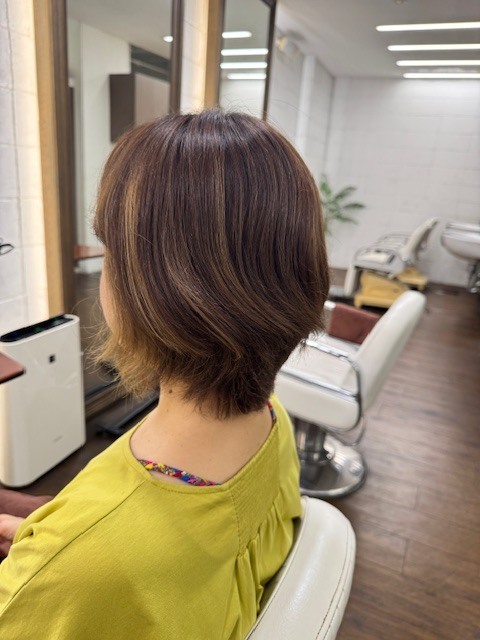 学芸大学 美容室に、Hair Esthe Hi-Deは、あります。学芸大学 美容院に、Hair Esthe Hi-Deはあります。Hair Esthe Hi-Deは目黒区学芸大学駅近くの美容院です。Hair Esthe Hi-Deは目黒区学芸大学駅近くの美容室です。祐天寺美容室近くにも、Hair Esthe Hi-Deはあります。祐天寺美容院近くにも、Hair Esthe Hi-Deはあります。Hair Esthe Hi-Deは髪にやさしく、が綺麗に艶髪になります。Hair Esthe Hi-Deは、カットがとても上手いです。Hair Esthe Hi-Deは、オシャレです。学芸大 美容院 Hair Esthe Hi-Deは、とても人気があります。学芸大 美容室 Hair Esthe Hi-Deは、40代50代60代女性に人気があります。得にボブやショートスタイルが得意で、スタイルがより立体的になります。なので立体感カットが、お客様に人気です。切りっぱなしボブカやマッシュショートも上手いです。なのでショートカットも上手いです。もちろんボブカットも上手いです。カラーも評判よく、ニューアマトラカラーがお客様に高評価です。オーガニックなヘアカラー 香草カラー色葉も人気です。ヘアマニキュアも保湿があり好評です。40代大人女性のお客様が多いです。40代ボブや40代ショートも得意です。50代大人女性も多いです、50代ボブや50代ショートも得意です。50代女性のカットは全般的に得意です。脱白髪染めハイライトカラーも好評です。60代大人女性も多いです。60代女性のカットも得意ですし、上手いと言われます。パーマもとても上手く、 クリープパーマがお客様に高評価クリープパーマしながら、髪は綺麗になります。男性のお客様もいらっしゃいます。男性のお客様は2割位です。Hair Esthe Hi-Deは、オープンした2003年からヘッドスパ「クリームバスヘアエステ」を提供しています。ヘッドスパ「クリームバスヘアエステ」は、頭皮の汚れを落とし且つ頭皮の保湿効果もあり髪に栄養を与え、艶々になります。プレミアム髪質改善トリートメントも大好評です。