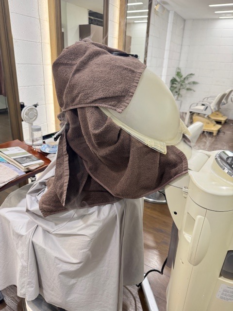 学芸大学 美容室に、Hair Esthe Hi-Deは、あります。学芸大学 美容院に、Hair Esthe Hi-Deはあります。Hair Esthe Hi-Deは目黒区学芸大学駅近くの美容院です。Hair Esthe Hi-Deは目黒区学芸大学駅近くの美容室です。祐天寺美容室近くにも、Hair Esthe Hi-Deはあります。祐天寺美容院近くにも、Hair Esthe Hi-Deはあります。Hair Esthe Hi-Deは髪にやさしく、が綺麗に艶髪になります。Hair Esthe Hi-Deは、カットがとても上手いです。Hair Esthe Hi-Deは、オシャレです。学芸大 美容院 Hair Esthe Hi-Deは、とても人気があります。学芸大 美容室 Hair Esthe Hi-Deは、40代50代60代女性に人気があります。得にボブやショートスタイルが得意で、スタイルがより立体的になります。なので立体感カットが、お客様に人気です。切りっぱなしボブカやマッシュショートも上手いです。なのでショートカットも上手いです。もちろんボブカットも上手いです。カラーも評判よく、ニューアマトラカラーがお客様に高評価です。オーガニックなヘアカラー 香草カラー色葉も人気です。ヘアマニキュアも保湿があり好評です。40代大人女性のお客様が多いです。40代ボブや40代ショートも得意です。50代大人女性も多いです、50代ボブや50代ショートも得意です。50代女性のカットは全般的に得意です。脱白髪染めハイライトカラーも好評です。60代大人女性も多いです。60代女性のカットも得意ですし、上手いと言われます。パーマもとても上手く、 クリープパーマがお客様に高評価クリープパーマしながら、髪は綺麗になります。男性のお客様もいらっしゃいます。男性のお客様は2割位です。Hair Esthe Hi-Deは、オープンした2003年からヘッドスパ「クリームバスヘアエステ」を提供しています。ヘッドスパ「クリームバスヘアエステ」は、頭皮の汚れを落とし且つ頭皮の保湿効果もあり髪に栄養を与え、艶々になります。プレミアム髪質改善トリートメントも大好評です。
