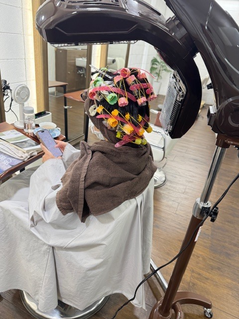 学芸大学 美容室に、Hair Esthe Hi-Deは、あります。学芸大学 美容院に、Hair Esthe Hi-Deはあります。Hair Esthe Hi-Deは目黒区学芸大学駅近くの美容院です。Hair Esthe Hi-Deは目黒区学芸大学駅近くの美容室です。祐天寺美容室近くにも、Hair Esthe Hi-Deはあります。祐天寺美容院近くにも、Hair Esthe Hi-Deはあります。Hair Esthe Hi-Deは髪にやさしく、が綺麗に艶髪になります。Hair Esthe Hi-Deは、カットがとても上手いです。Hair Esthe Hi-Deは、オシャレです。学芸大 美容院 Hair Esthe Hi-Deは、とても人気があります。学芸大 美容室 Hair Esthe Hi-Deは、40代50代60代女性に人気があります。得にボブやショートスタイルが得意で、スタイルがより立体的になります。なので立体感カットが、お客様に人気です。切りっぱなしボブカやマッシュショートも上手いです。なのでショートカットも上手いです。もちろんボブカットも上手いです。カラーも評判よく、ニューアマトラカラーがお客様に高評価です。オーガニックなヘアカラー 香草カラー色葉も人気です。ヘアマニキュアも保湿があり好評です。40代大人女性のお客様が多いです。40代ボブや40代ショートも得意です。50代大人女性も多いです、50代ボブや50代ショートも得意です。50代女性のカットは全般的に得意です。脱白髪染めハイライトカラーも好評です。60代大人女性も多いです。60代女性のカットも得意ですし、上手いと言われます。パーマもとても上手く、 クリープパーマがお客様に高評価クリープパーマしながら、髪は綺麗になります。男性のお客様もいらっしゃいます。男性のお客様は2割位です。Hair Esthe Hi-Deは、オープンした2003年からヘッドスパ「クリームバスヘアエステ」を提供しています。ヘッドスパ「クリームバスヘアエステ」は、頭皮の汚れを落とし且つ頭皮の保湿効果もあり髪に栄養を与え、艶々になります。プレミアム髪質改善トリートメントも大好評です。