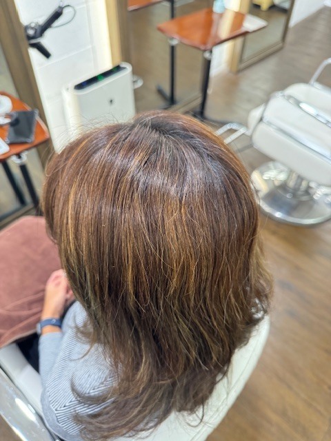 学芸大学 美容室に、Hair Esthe Hi-Deは、あります。学芸大学 美容院に、Hair Esthe Hi-Deはあります。Hair Esthe Hi-Deは目黒区学芸大学駅近くの美容院です。Hair Esthe Hi-Deは目黒区学芸大学駅近くの美容室です。祐天寺美容室近くにも、Hair Esthe Hi-Deはあります。祐天寺美容院近くにも、Hair Esthe Hi-Deはあります。Hair Esthe Hi-Deは髪にやさしく、が綺麗に艶髪になります。Hair Esthe Hi-Deは、カットがとても上手いです。Hair Esthe Hi-Deは、オシャレです。学芸大　美容院　Hair Esthe Hi-Deは、とても人気があります。学芸大　美容室　Hair Esthe Hi-Deは、40代50代60代女性に人気があります。得にボブやショートスタイルが得意で、スタイルがより立体的になります。なので立体感カットが、お客様に人気です。切りっぱなしボブカやマッシュショートも上手いです。なのでショートカットも上手いです。もちろんボブカットも上手いです。カラーも評判よく、ニューアマトラカラーがお客様に高評価です。オーガニックなヘアカラー　香草カラー色葉も人気です。ヘアマニキュアも保湿があり好評です。40代大人女性のお客様が多いです。40代ボブや40代ショートも得意です。50代大人女性も多いです、50代ボブや50代ショートも得意です。50代女性のカットは全般的に得意です。脱白髪染めハイライトカラーも好評です。60代大人女性も多いです。60代女性のカットも得意ですし、上手いと言われます。パーマもとても上手く、　クリープパーマがお客様に高評価クリープパーマしながら、髪は綺麗になります。男性のお客様もいらっしゃいます。男性のお客様は2割位です。Hair Esthe Hi-Deは、オープンした2003年からヘッドスパ「クリームバスヘアエステ」を提供しています。ヘッドスパ「クリームバスヘアエステ」は、頭皮の汚れを落とし且つ頭皮の保湿効果もあり髪に栄養を与え、艶々になります。プレミアム髪質改善トリートメントも大好評です。