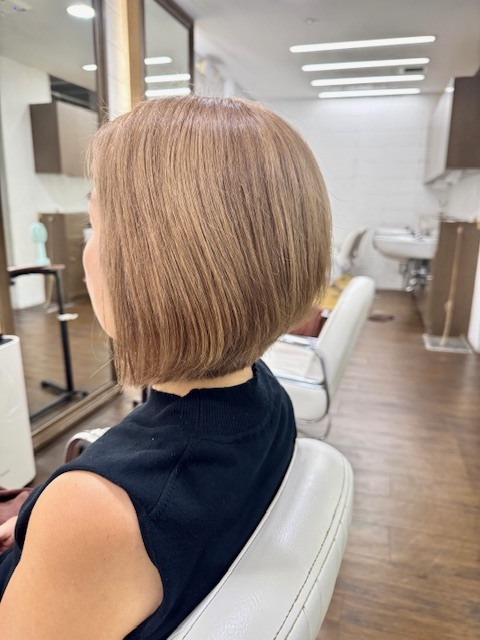 学芸大学 美容室に、Hair Esthe Hi-Deは、あります。学芸大学 美容院に、Hair Esthe Hi-Deはあります。Hair Esthe Hi-Deは目黒区学芸大学駅近くの美容院です。Hair Esthe Hi-Deは目黒区学芸大学駅近くの美容室です。祐天寺美容室近くにも、Hair Esthe Hi-Deはあります。祐天寺美容院近くにも、Hair Esthe Hi-Deはあります。Hair Esthe Hi-Deは髪にやさしく、が綺麗に艶髪になります。Hair Esthe Hi-Deは、カットがとても上手いです。Hair Esthe Hi-Deは、オシャレです。学芸大 美容院 Hair Esthe Hi-Deは、とても人気があります。学芸大 美容室 Hair Esthe Hi-Deは、40代50代60代女性に人気があります。得にボブやショートスタイルが得意で、スタイルがより立体的になります。なので立体感カットが、お客様に人気です。切りっぱなしボブカやマッシュショートも上手いです。なのでショートカットも上手いです。もちろんボブカットも上手いです。カラーも評判よく、ニューアマトラカラーがお客様に高評価です。オーガニックなヘアカラー 香草カラー色葉も人気です。ヘアマニキュアも保湿があり好評です。40代大人女性のお客様が多いです。40代ボブや40代ショートも得意です。50代大人女性も多いです、50代ボブや50代ショートも得意です。50代女性のカットは全般的に得意です。脱白髪染めハイライトカラーも好評です。60代大人女性も多いです。60代女性のカットも得意ですし、上手いと言われます。パーマもとても上手く、 クリープパーマがお客様に高評価クリープパーマしながら、髪は綺麗になります。男性のお客様もいらっしゃいます。男性のお客様は2割位です。Hair Esthe Hi-Deは、オープンした2003年からヘッドスパ「クリームバスヘアエステ」を提供しています。ヘッドスパ「クリームバスヘアエステ」は、頭皮の汚れを落とし且つ頭皮の保湿効果もあり髪に栄養を与え、艶々になります。プレミアム髪質改善トリートメントも大好評です。