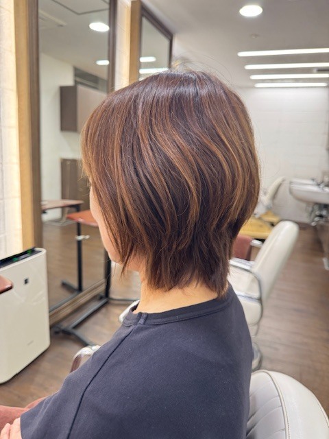学芸大学 美容室に、Hair Esthe Hi-Deは、あります。学芸大学 美容院に、Hair Esthe Hi-Deはあります。Hair Esthe Hi-Deは目黒区学芸大学駅近くの美容院です。Hair Esthe Hi-Deは目黒区学芸大学駅近くの美容室です。祐天寺美容室近くにも、Hair Esthe Hi-Deはあります。祐天寺美容院近くにも、Hair Esthe Hi-Deはあります。Hair Esthe Hi-Deは髪にやさしく、が綺麗に艶髪になります。Hair Esthe Hi-Deは、カットがとても上手いです。Hair Esthe Hi-Deは、オシャレです。学芸大 美容院 Hair Esthe Hi-Deは、とても人気があります。学芸大 美容室 Hair Esthe Hi-Deは、40代50代60代女性に人気があります。得にボブやショートスタイルが得意で、スタイルがより立体的になります。なので立体感カットが、お客様に人気です。切りっぱなしボブカやマッシュショートも上手いです。なのでショートカットも上手いです。もちろんボブカットも上手いです。カラーも評判よく、ニューアマトラカラーがお客様に高評価です。オーガニックなヘアカラー 香草カラー色葉も人気です。ヘアマニキュアも保湿があり好評です。40代大人女性のお客様が多いです。40代ボブや40代ショートも得意です。50代大人女性も多いです、50代ボブや50代ショートも得意です。50代女性のカットは全般的に得意です。脱白髪染めハイライトカラーも好評です。60代大人女性も多いです。60代女性のカットも得意ですし、上手いと言われます。パーマもとても上手く、 クリープパーマがお客様に高評価クリープパーマしながら、髪は綺麗になります。男性のお客様もいらっしゃいます。男性のお客様は2割位です。Hair Esthe Hi-Deは、オープンした2003年からヘッドスパ「クリームバスヘアエステ」を提供しています。ヘッドスパ「クリームバスヘアエステ」は、頭皮の汚れを落とし且つ頭皮の保湿効果もあり髪に栄養を与え、艶々になります。プレミアム髪質改善トリートメントも大好評です。