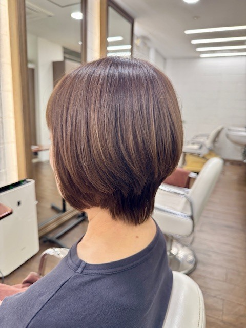 学芸大学 美容室に、Hair Esthe Hi-Deは、あります。学芸大学 美容院に、Hair Esthe Hi-Deはあります。Hair Esthe Hi-Deは目黒区学芸大学駅近くの美容院です。Hair Esthe Hi-Deは目黒区学芸大学駅近くの美容室です。祐天寺美容室近くにも、Hair Esthe Hi-Deはあります。祐天寺美容院近くにも、Hair Esthe Hi-Deはあります。Hair Esthe Hi-Deは髪にやさしく、が綺麗に艶髪になります。Hair Esthe Hi-Deは、カットがとても上手いです。Hair Esthe Hi-Deは、オシャレです。学芸大 美容院 Hair Esthe Hi-Deは、とても人気があります。学芸大 美容室 Hair Esthe Hi-Deは、40代50代60代女性に人気があります。得にボブやショートスタイルが得意で、スタイルがより立体的になります。なので立体感カットが、お客様に人気です。切りっぱなしボブカやマッシュショートも上手いです。なのでショートカットも上手いです。もちろんボブカットも上手いです。カラーも評判よく、ニューアマトラカラーがお客様に高評価です。オーガニックなヘアカラー 香草カラー色葉も人気です。ヘアマニキュアも保湿があり好評です。40代大人女性のお客様が多いです。40代ボブや40代ショートも得意です。50代大人女性も多いです、50代ボブや50代ショートも得意です。50代女性のカットは全般的に得意です。脱白髪染めハイライトカラーも好評です。60代大人女性も多いです。60代女性のカットも得意ですし、上手いと言われます。パーマもとても上手く、 クリープパーマがお客様に高評価クリープパーマしながら、髪は綺麗になります。男性のお客様もいらっしゃいます。男性のお客様は2割位です。Hair Esthe Hi-Deは、オープンした2003年からヘッドスパ「クリームバスヘアエステ」を提供しています。ヘッドスパ「クリームバスヘアエステ」は、頭皮の汚れを落とし且つ頭皮の保湿効果もあり髪に栄養を与え、艶々になります。プレミアム髪質改善トリートメントも大好評です。