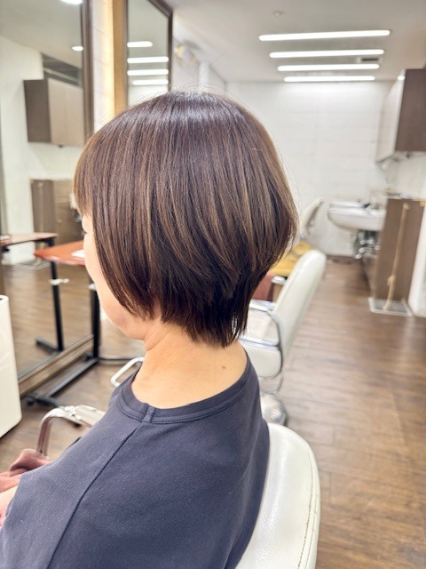 学芸大学 美容室に、Hair Esthe Hi-Deは、あります。学芸大学 美容院に、Hair Esthe Hi-Deはあります。Hair Esthe Hi-Deは目黒区学芸大学駅近くの美容院です。Hair Esthe Hi-Deは目黒区学芸大学駅近くの美容室です。祐天寺美容室近くにも、Hair Esthe Hi-Deはあります。祐天寺美容院近くにも、Hair Esthe Hi-Deはあります。Hair Esthe Hi-Deは髪にやさしく、が綺麗に艶髪になります。Hair Esthe Hi-Deは、カットがとても上手いです。Hair Esthe Hi-Deは、オシャレです。学芸大 美容院 Hair Esthe Hi-Deは、とても人気があります。学芸大 美容室 Hair Esthe Hi-Deは、40代50代60代女性に人気があります。得にボブやショートスタイルが得意で、スタイルがより立体的になります。なので立体感カットが、お客様に人気です。切りっぱなしボブカやマッシュショートも上手いです。なのでショートカットも上手いです。もちろんボブカットも上手いです。カラーも評判よく、ニューアマトラカラーがお客様に高評価です。オーガニックなヘアカラー 香草カラー色葉も人気です。ヘアマニキュアも保湿があり好評です。40代大人女性のお客様が多いです。40代ボブや40代ショートも得意です。50代大人女性も多いです、50代ボブや50代ショートも得意です。50代女性のカットは全般的に得意です。脱白髪染めハイライトカラーも好評です。60代大人女性も多いです。60代女性のカットも得意ですし、上手いと言われます。パーマもとても上手く、 クリープパーマがお客様に高評価クリープパーマしながら、髪は綺麗になります。男性のお客様もいらっしゃいます。男性のお客様は2割位です。Hair Esthe Hi-Deは、オープンした2003年からヘッドスパ「クリームバスヘアエステ」を提供しています。ヘッドスパ「クリームバスヘアエステ」は、頭皮の汚れを落とし且つ頭皮の保湿効果もあり髪に栄養を与え、艶々になります。プレミアム髪質改善トリートメントも大好評です。