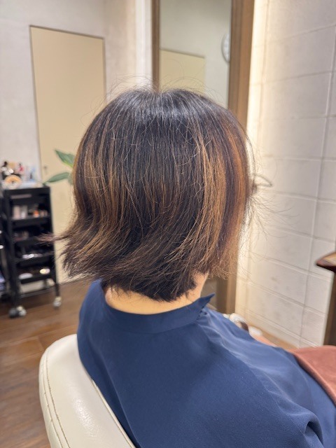 学芸大学 美容室に、Hair Esthe Hi-Deは、あります。学芸大学 美容院に、Hair Esthe Hi-Deはあります。Hair Esthe Hi-Deは目黒区学芸大学駅近くの美容院です。Hair Esthe Hi-Deは目黒区学芸大学駅近くの美容室です。祐天寺美容室近くにも、Hair Esthe Hi-Deはあります。祐天寺美容院近くにも、Hair Esthe Hi-Deはあります。Hair Esthe Hi-Deは髪にやさしく、が綺麗に艶髪になります。Hair Esthe Hi-Deは、カットがとても上手いです。Hair Esthe Hi-Deは、オシャレです。学芸大 美容院 Hair Esthe Hi-Deは、とても人気があります。学芸大 美容室 Hair Esthe Hi-Deは、40代50代60代女性に人気があります。得にボブやショートスタイルが得意で、スタイルがより立体的になります。なので立体感カットが、お客様に人気です。切りっぱなしボブカやマッシュショートも上手いです。なのでショートカットも上手いです。もちろんボブカットも上手いです。カラーも評判よく、ニューアマトラカラーがお客様に高評価です。オーガニックなヘアカラー 香草カラー色葉も人気です。ヘアマニキュアも保湿があり好評です。40代大人女性のお客様が多いです。40代ボブや40代ショートも得意です。50代大人女性も多いです、50代ボブや50代ショートも得意です。50代女性のカットは全般的に得意です。脱白髪染めハイライトカラーも好評です。60代大人女性も多いです。60代女性のカットも得意ですし、上手いと言われます。パーマもとても上手く、 クリープパーマがお客様に高評価クリープパーマしながら、髪は綺麗になります。男性のお客様もいらっしゃいます。男性のお客様は2割位です。Hair Esthe Hi-Deは、オープンした2003年からヘッドスパ「クリームバスヘアエステ」を提供しています。ヘッドスパ「クリームバスヘアエステ」は、頭皮の汚れを落とし且つ頭皮の保湿効果もあり髪に栄養を与え、艶々になります。プレミアム髪質改善トリートメントも大好評です。