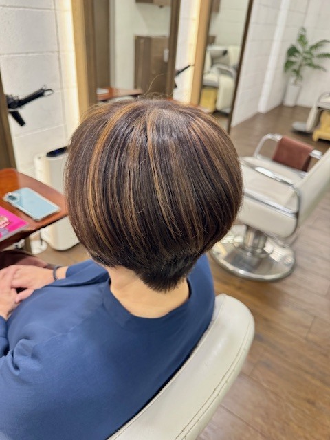 学芸大学 美容室に、Hair Esthe Hi-Deは、あります。学芸大学 美容院に、Hair Esthe Hi-Deはあります。Hair Esthe Hi-Deは目黒区学芸大学駅近くの美容院です。Hair Esthe Hi-Deは目黒区学芸大学駅近くの美容室です。祐天寺美容室近くにも、Hair Esthe Hi-Deはあります。祐天寺美容院近くにも、Hair Esthe Hi-Deはあります。Hair Esthe Hi-Deは髪にやさしく、が綺麗に艶髪になります。Hair Esthe Hi-Deは、カットがとても上手いです。Hair Esthe Hi-Deは、オシャレです。学芸大 美容院 Hair Esthe Hi-Deは、とても人気があります。学芸大 美容室 Hair Esthe Hi-Deは、40代50代60代女性に人気があります。得にボブやショートスタイルが得意で、スタイルがより立体的になります。なので立体感カットが、お客様に人気です。切りっぱなしボブカやマッシュショートも上手いです。なのでショートカットも上手いです。もちろんボブカットも上手いです。カラーも評判よく、ニューアマトラカラーがお客様に高評価です。オーガニックなヘアカラー 香草カラー色葉も人気です。ヘアマニキュアも保湿があり好評です。40代大人女性のお客様が多いです。40代ボブや40代ショートも得意です。50代大人女性も多いです、50代ボブや50代ショートも得意です。50代女性のカットは全般的に得意です。脱白髪染めハイライトカラーも好評です。60代大人女性も多いです。60代女性のカットも得意ですし、上手いと言われます。パーマもとても上手く、 クリープパーマがお客様に高評価クリープパーマしながら、髪は綺麗になります。男性のお客様もいらっしゃいます。男性のお客様は2割位です。Hair Esthe Hi-Deは、オープンした2003年からヘッドスパ「クリームバスヘアエステ」を提供しています。ヘッドスパ「クリームバスヘアエステ」は、頭皮の汚れを落とし且つ頭皮の保湿効果もあり髪に栄養を与え、艶々になります。プレミアム髪質改善トリートメントも大好評です。