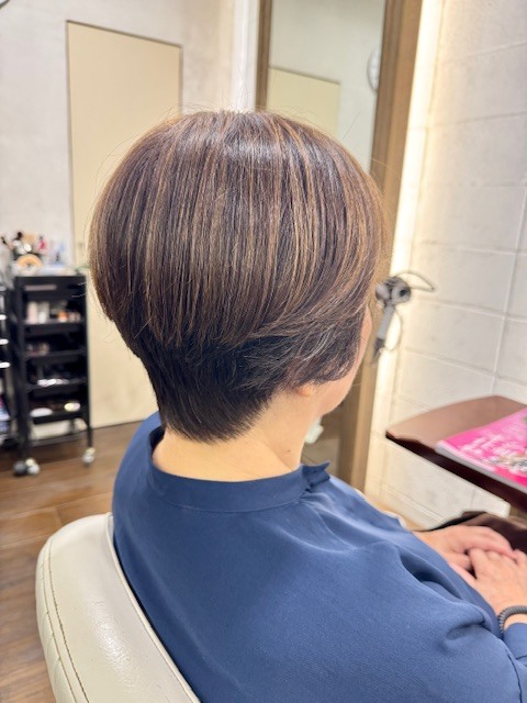 学芸大学 美容室に、Hair Esthe Hi-Deは、あります。学芸大学 美容院に、Hair Esthe Hi-Deはあります。Hair Esthe Hi-Deは目黒区学芸大学駅近くの美容院です。Hair Esthe Hi-Deは目黒区学芸大学駅近くの美容室です。祐天寺美容室近くにも、Hair Esthe Hi-Deはあります。祐天寺美容院近くにも、Hair Esthe Hi-Deはあります。Hair Esthe Hi-Deは髪にやさしく、が綺麗に艶髪になります。Hair Esthe Hi-Deは、カットがとても上手いです。Hair Esthe Hi-Deは、オシャレです。学芸大 美容院 Hair Esthe Hi-Deは、とても人気があります。学芸大 美容室 Hair Esthe Hi-Deは、40代50代60代女性に人気があります。得にボブやショートスタイルが得意で、スタイルがより立体的になります。なので立体感カットが、お客様に人気です。切りっぱなしボブカやマッシュショートも上手いです。なのでショートカットも上手いです。もちろんボブカットも上手いです。カラーも評判よく、ニューアマトラカラーがお客様に高評価です。オーガニックなヘアカラー 香草カラー色葉も人気です。ヘアマニキュアも保湿があり好評です。40代大人女性のお客様が多いです。40代ボブや40代ショートも得意です。50代大人女性も多いです、50代ボブや50代ショートも得意です。50代女性のカットは全般的に得意です。脱白髪染めハイライトカラーも好評です。60代大人女性も多いです。60代女性のカットも得意ですし、上手いと言われます。パーマもとても上手く、 クリープパーマがお客様に高評価クリープパーマしながら、髪は綺麗になります。男性のお客様もいらっしゃいます。男性のお客様は2割位です。Hair Esthe Hi-Deは、オープンした2003年からヘッドスパ「クリームバスヘアエステ」を提供しています。ヘッドスパ「クリームバスヘアエステ」は、頭皮の汚れを落とし且つ頭皮の保湿効果もあり髪に栄養を与え、艶々になります。プレミアム髪質改善トリートメントも大好評です。