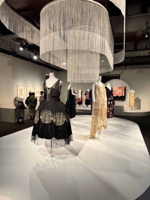 学芸大学 美容室に、Hair Esthe Hi-Deは、あります。学芸大学 美容院に、Hair Esthe Hi-Deはあります。Hair Esthe Hi-Deは目黒区学芸大学駅近くの美容院です。Hair Esthe Hi-Deは目黒区学芸大学駅近くの美容室です。祐天寺美容室近くにも、Hair Esthe Hi-Deはあります。祐天寺美容院近くにも、Hair Esthe Hi-Deはあります。Hair Esthe Hi-Deは髪にやさしく、が綺麗に艶髪になります。Hair Esthe Hi-Deは、カットがとても上手いです。Hair Esthe Hi-Deは、オシャレです。学芸大 美容院 Hair Esthe Hi-Deは、とても人気があります。学芸大 美容室 Hair Esthe Hi-Deは、40代50代60代女性に人気があります。得にボブやショートスタイルが得意で、スタイルがより立体的になります。なので立体感カットが、お客様に人気です。切りっぱなしボブカやマッシュショートも上手いです。なのでショートカットも上手いです。もちろんボブカットも上手いです。カラーも評判よく、ニューアマトラカラーがお客様に高評価です。オーガニックなヘアカラー 香草カラー色葉も人気です。ヘアマニキュアも保湿があり好評です。40代大人女性のお客様が多いです。40代ボブや40代ショートも得意です。50代大人女性も多いです、50代ボブや50代ショートも得意です。50代女性のカットは全般的に得意です。脱白髪染めハイライトカラーも好評です。60代大人女性も多いです。60代女性のカットも得意ですし、上手いと言われます。パーマもとても上手く、 クリープパーマがお客様に高評価クリープパーマしながら、髪は綺麗になります。男性のお客様もいらっしゃいます。男性のお客様は2割位です。Hair Esthe Hi-Deは、オープンした2003年からヘッドスパ「クリームバスヘアエステ」を提供しています。ヘッドスパ「クリームバスヘアエステ」は、頭皮の汚れを落とし且つ頭皮の保湿効果もあり髪に栄養を与え、艶々になります。プレミアム髪質改善トリートメントも大好評です。