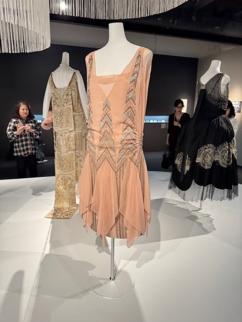 学芸大学 美容室に、Hair Esthe Hi-Deは、あります。学芸大学 美容院に、Hair Esthe Hi-Deはあります。Hair Esthe Hi-Deは目黒区学芸大学駅近くの美容院です。Hair Esthe Hi-Deは目黒区学芸大学駅近くの美容室です。祐天寺美容室近くにも、Hair Esthe Hi-Deはあります。祐天寺美容院近くにも、Hair Esthe Hi-Deはあります。Hair Esthe Hi-Deは髪にやさしく、が綺麗に艶髪になります。Hair Esthe Hi-Deは、カットがとても上手いです。Hair Esthe Hi-Deは、オシャレです。学芸大 美容院 Hair Esthe Hi-Deは、とても人気があります。学芸大 美容室 Hair Esthe Hi-Deは、40代50代60代女性に人気があります。得にボブやショートスタイルが得意で、スタイルがより立体的になります。なので立体感カットが、お客様に人気です。切りっぱなしボブカやマッシュショートも上手いです。なのでショートカットも上手いです。もちろんボブカットも上手いです。カラーも評判よく、ニューアマトラカラーがお客様に高評価です。オーガニックなヘアカラー 香草カラー色葉も人気です。ヘアマニキュアも保湿があり好評です。40代大人女性のお客様が多いです。40代ボブや40代ショートも得意です。50代大人女性も多いです、50代ボブや50代ショートも得意です。50代女性のカットは全般的に得意です。脱白髪染めハイライトカラーも好評です。60代大人女性も多いです。60代女性のカットも得意ですし、上手いと言われます。パーマもとても上手く、 クリープパーマがお客様に高評価クリープパーマしながら、髪は綺麗になります。男性のお客様もいらっしゃいます。男性のお客様は2割位です。Hair Esthe Hi-Deは、オープンした2003年からヘッドスパ「クリームバスヘアエステ」を提供しています。ヘッドスパ「クリームバスヘアエステ」は、頭皮の汚れを落とし且つ頭皮の保湿効果もあり髪に栄養を与え、艶々になります。プレミアム髪質改善トリートメントも大好評です。