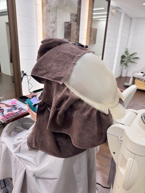 学芸大学 美容室に、Hair Esthe Hi-Deは、あります。学芸大学 美容院に、Hair Esthe Hi-Deはあります。Hair Esthe Hi-Deは目黒区学芸大学駅近くの美容院です。Hair Esthe Hi-Deは目黒区学芸大学駅近くの美容室です。祐天寺美容室近くにも、Hair Esthe Hi-Deはあります。祐天寺美容院近くにも、Hair Esthe Hi-Deはあります。Hair Esthe Hi-Deは髪にやさしく、が綺麗に艶髪になります。Hair Esthe Hi-Deは、カットがとても上手いです。Hair Esthe Hi-Deは、オシャレです。学芸大　美容院　Hair Esthe Hi-Deは、とても人気があります。学芸大　美容室　Hair Esthe Hi-Deは、40代50代60代女性に人気があります。得にボブやショートスタイルが得意で、スタイルがより立体的になります。なので立体感カットが、お客様に人気です。切りっぱなしボブカやマッシュショートも上手いです。なのでショートカットも上手いです。もちろんボブカットも上手いです。カラーも評判よく、ニューアマトラカラーがお客様に高評価です。オーガニックなヘアカラー　香草カラー色葉も人気です。ヘアマニキュアも保湿があり好評です。40代大人女性のお客様が多いです。40代ボブや40代ショートも得意です。50代大人女性も多いです、50代ボブや50代ショートも得意です。50代女性のカットは全般的に得意です。脱白髪染めハイライトカラーも好評です。60代大人女性も多いです。60代女性のカットも得意ですし、上手いと言われます。パーマもとても上手く、　クリープパーマがお客様に高評価クリープパーマしながら、髪は綺麗になります。男性のお客様もいらっしゃいます。男性のお客様は2割位です。Hair Esthe Hi-Deは、オープンした2003年からヘッドスパ「クリームバスヘアエステ」を提供しています。ヘッドスパ「クリームバスヘアエステ」は、頭皮の汚れを落とし且つ頭皮の保湿効果もあり髪に栄養を与え、艶々になります。プレミアム髪質改善トリートメントも大好評です。