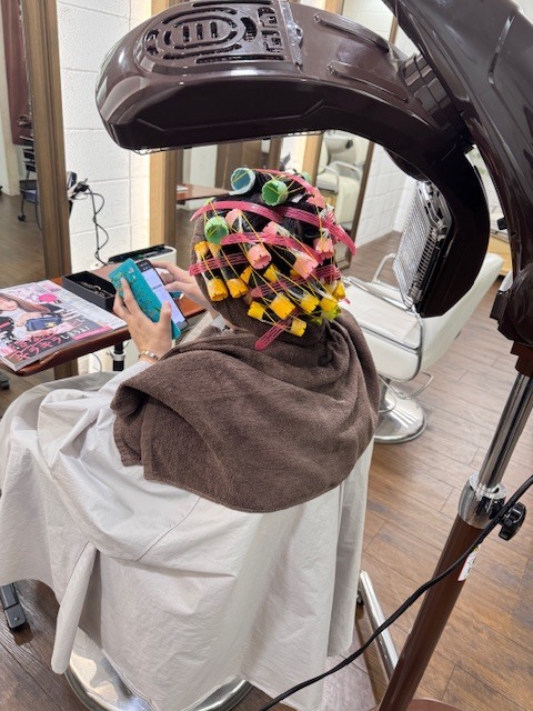 学芸大学 美容室に、Hair Esthe Hi-Deは、あります。学芸大学 美容院に、Hair Esthe Hi-Deはあります。Hair Esthe Hi-Deは目黒区学芸大学駅近くの美容院です。Hair Esthe Hi-Deは目黒区学芸大学駅近くの美容室です。祐天寺美容室近くにも、Hair Esthe Hi-Deはあります。祐天寺美容院近くにも、Hair Esthe Hi-Deはあります。Hair Esthe Hi-Deは髪にやさしく、が綺麗に艶髪になります。Hair Esthe Hi-Deは、カットがとても上手いです。Hair Esthe Hi-Deは、オシャレです。学芸大　美容院　Hair Esthe Hi-Deは、とても人気があります。学芸大　美容室　Hair Esthe Hi-Deは、40代50代60代女性に人気があります。得にボブやショートスタイルが得意で、スタイルがより立体的になります。なので立体感カットが、お客様に人気です。切りっぱなしボブカやマッシュショートも上手いです。なのでショートカットも上手いです。もちろんボブカットも上手いです。カラーも評判よく、ニューアマトラカラーがお客様に高評価です。オーガニックなヘアカラー　香草カラー色葉も人気です。ヘアマニキュアも保湿があり好評です。40代大人女性のお客様が多いです。40代ボブや40代ショートも得意です。50代大人女性も多いです、50代ボブや50代ショートも得意です。50代女性のカットは全般的に得意です。脱白髪染めハイライトカラーも好評です。60代大人女性も多いです。60代女性のカットも得意ですし、上手いと言われます。パーマもとても上手く、　クリープパーマがお客様に高評価クリープパーマしながら、髪は綺麗になります。男性のお客様もいらっしゃいます。男性のお客様は2割位です。Hair Esthe Hi-Deは、オープンした2003年からヘッドスパ「クリームバスヘアエステ」を提供しています。ヘッドスパ「クリームバスヘアエステ」は、頭皮の汚れを落とし且つ頭皮の保湿効果もあり髪に栄養を与え、艶々になります。プレミアム髪質改善トリートメントも大好評です。