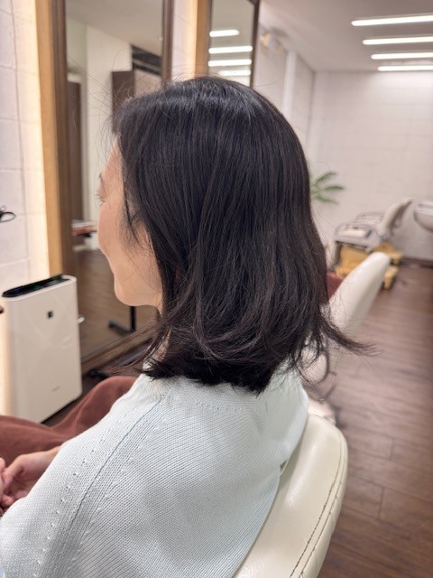 学芸大学 美容室に、Hair Esthe Hi-Deは、あります。学芸大学 美容院に、Hair Esthe Hi-Deはあります。Hair Esthe Hi-Deは目黒区学芸大学駅近くの美容院です。Hair Esthe Hi-Deは目黒区学芸大学駅近くの美容室です。祐天寺美容室近くにも、Hair Esthe Hi-Deはあります。祐天寺美容院近くにも、Hair Esthe Hi-Deはあります。Hair Esthe Hi-Deは髪にやさしく、が綺麗に艶髪になります。Hair Esthe Hi-Deは、カットがとても上手いです。Hair Esthe Hi-Deは、オシャレです。学芸大 美容院 Hair Esthe Hi-Deは、とても人気があります。学芸大 美容室 Hair Esthe Hi-Deは、40代50代60代女性に人気があります。得にボブやショートスタイルが得意で、スタイルがより立体的になります。なので立体感カットが、お客様に人気です。切りっぱなしボブカやマッシュショートも上手いです。なのでショートカットも上手いです。もちろんボブカットも上手いです。カラーも評判よく、ニューアマトラカラーがお客様に高評価です。オーガニックなヘアカラー 香草カラー色葉も人気です。ヘアマニキュアも保湿があり好評です。40代大人女性のお客様が多いです。40代ボブや40代ショートも得意です。50代大人女性も多いです、50代ボブや50代ショートも得意です。50代女性のカットは全般的に得意です。脱白髪染めハイライトカラーも好評です。60代大人女性も多いです。60代女性のカットも得意ですし、上手いと言われます。パーマもとても上手く、 クリープパーマがお客様に高評価クリープパーマしながら、髪は綺麗になります。男性のお客様もいらっしゃいます。男性のお客様は2割位です。Hair Esthe Hi-Deは、オープンした2003年からヘッドスパ「クリームバスヘアエステ」を提供しています。ヘッドスパ「クリームバスヘアエステ」は、頭皮の汚れを落とし且つ頭皮の保湿効果もあり髪に栄養を与え、艶々になります。プレミアム髪質改善トリートメントも大好評です。