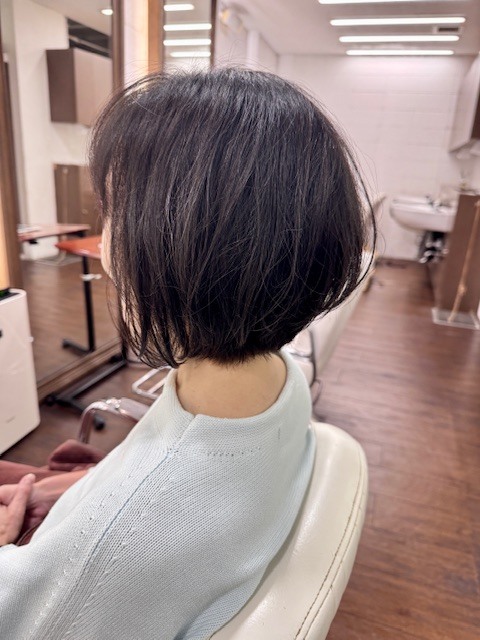 学芸大学 美容室に、Hair Esthe Hi-Deは、あります。学芸大学 美容院に、Hair Esthe Hi-Deはあります。Hair Esthe Hi-Deは目黒区学芸大学駅近くの美容院です。Hair Esthe Hi-Deは目黒区学芸大学駅近くの美容室です。祐天寺美容室近くにも、Hair Esthe Hi-Deはあります。祐天寺美容院近くにも、Hair Esthe Hi-Deはあります。Hair Esthe Hi-Deは髪にやさしく、が綺麗に艶髪になります。Hair Esthe Hi-Deは、カットがとても上手いです。Hair Esthe Hi-Deは、オシャレです。学芸大 美容院 Hair Esthe Hi-Deは、とても人気があります。学芸大 美容室 Hair Esthe Hi-Deは、40代50代60代女性に人気があります。得にボブやショートスタイルが得意で、スタイルがより立体的になります。なので立体感カットが、お客様に人気です。切りっぱなしボブカやマッシュショートも上手いです。なのでショートカットも上手いです。もちろんボブカットも上手いです。カラーも評判よく、ニューアマトラカラーがお客様に高評価です。オーガニックなヘアカラー 香草カラー色葉も人気です。ヘアマニキュアも保湿があり好評です。40代大人女性のお客様が多いです。40代ボブや40代ショートも得意です。50代大人女性も多いです、50代ボブや50代ショートも得意です。50代女性のカットは全般的に得意です。脱白髪染めハイライトカラーも好評です。60代大人女性も多いです。60代女性のカットも得意ですし、上手いと言われます。パーマもとても上手く、 クリープパーマがお客様に高評価クリープパーマしながら、髪は綺麗になります。男性のお客様もいらっしゃいます。男性のお客様は2割位です。Hair Esthe Hi-Deは、オープンした2003年からヘッドスパ「クリームバスヘアエステ」を提供しています。ヘッドスパ「クリームバスヘアエステ」は、頭皮の汚れを落とし且つ頭皮の保湿効果もあり髪に栄養を与え、艶々になります。プレミアム髪質改善トリートメントも大好評です。