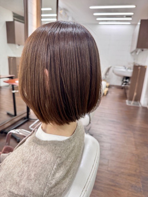 学芸大学 美容室に、Hair Esthe Hi-Deは、あります。学芸大学 美容院に、Hair Esthe Hi-Deはあります。Hair Esthe Hi-Deは目黒区学芸大学駅近くの美容院です。Hair Esthe Hi-Deは目黒区学芸大学駅近くの美容室です。祐天寺美容室近くにも、Hair Esthe Hi-Deはあります。祐天寺美容院近くにも、Hair Esthe Hi-Deはあります。Hair Esthe Hi-Deは髪にやさしく、が綺麗に艶髪になります。Hair Esthe Hi-Deは、カットがとても上手いです。Hair Esthe Hi-Deは、オシャレです。学芸大 美容院 Hair Esthe Hi-Deは、とても人気があります。学芸大 美容室 Hair Esthe Hi-Deは、40代50代60代女性に人気があります。得にボブやショートスタイルが得意で、スタイルがより立体的になります。なので立体感カットが、お客様に人気です。切りっぱなしボブカやマッシュショートも上手いです。なのでショートカットも上手いです。もちろんボブカットも上手いです。カラーも評判よく、ニューアマトラカラーがお客様に高評価です。オーガニックなヘアカラー 香草カラー色葉も人気です。ヘアマニキュアも保湿があり好評です。40代大人女性のお客様が多いです。40代ボブや40代ショートも得意です。50代大人女性も多いです、50代ボブや50代ショートも得意です。50代女性のカットは全般的に得意です。脱白髪染めハイライトカラーも好評です。60代大人女性も多いです。60代女性のカットも得意ですし、上手いと言われます。パーマもとても上手く、 クリープパーマがお客様に高評価クリープパーマしながら、髪は綺麗になります。男性のお客様もいらっしゃいます。男性のお客様は2割位です。Hair Esthe Hi-Deは、オープンした2003年からヘッドスパ「クリームバスヘアエステ」を提供しています。ヘッドスパ「クリームバスヘアエステ」は、頭皮の汚れを落とし且つ頭皮の保湿効果もあり髪に栄養を与え、艶々になります。プレミアム髪質改善トリートメントも大好評です。