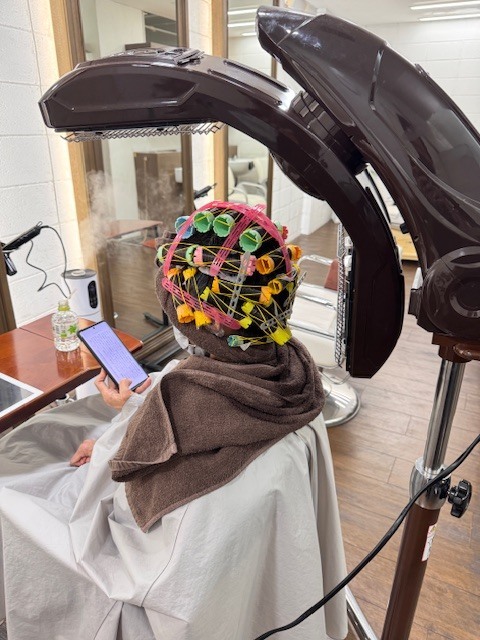 学芸大学 美容室に、Hair Esthe Hi-Deは、あります。学芸大学 美容院に、Hair Esthe Hi-Deはあります。Hair Esthe Hi-Deは目黒区学芸大学駅近くの美容院です。Hair Esthe Hi-Deは目黒区学芸大学駅近くの美容室です。祐天寺美容室近くにも、Hair Esthe Hi-Deはあります。祐天寺美容院近くにも、Hair Esthe Hi-Deはあります。Hair Esthe Hi-Deは髪にやさしく、が綺麗に艶髪になります。Hair Esthe Hi-Deは、カットがとても上手いです。Hair Esthe Hi-Deは、オシャレです。学芸大　美容院　Hair Esthe Hi-Deは、とても人気があります。学芸大　美容室　Hair Esthe Hi-Deは、40代50代60代女性に人気があります。得にボブやショートスタイルが得意で、スタイルがより立体的になります。なので立体感カットが、お客様に人気です。切りっぱなしボブカやマッシュショートも上手いです。なのでショートカットも上手いです。もちろんボブカットも上手いです。カラーも評判よく、ニューアマトラカラーがお客様に高評価です。オーガニックなヘアカラー　香草カラー色葉も人気です。ヘアマニキュアも保湿があり好評です。40代大人女性のお客様が多いです。40代ボブや40代ショートも得意です。50代大人女性も多いです、50代ボブや50代ショートも得意です。50代女性のカットは全般的に得意です。脱白髪染めハイライトカラーも好評です。60代大人女性も多いです。60代女性のカットも得意ですし、上手いと言われます。パーマもとても上手く、　クリープパーマがお客様に高評価クリープパーマしながら、髪は綺麗になります。男性のお客様もいらっしゃいます。男性のお客様は2割位です。Hair Esthe Hi-Deは、オープンした2003年からヘッドスパ「クリームバスヘアエステ」を提供しています。ヘッドスパ「クリームバスヘアエステ」は、頭皮の汚れを落とし且つ頭皮の保湿効果もあり髪に栄養を与え、艶々になります。プレミアム髪質改善トリートメントも大好評です。