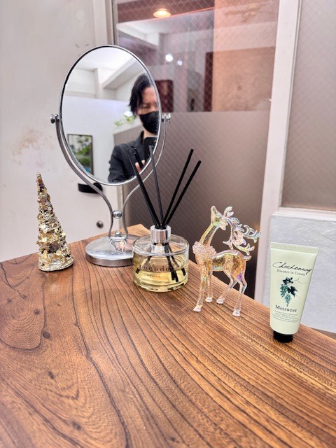 学芸大学 美容室に、Hair Esthe Hi-Deは、あります。学芸大学 美容院に、Hair Esthe Hi-Deはあります。Hair Esthe Hi-Deは目黒区学芸大学駅近くの美容院です。Hair Esthe Hi-Deは目黒区学芸大学駅近くの美容室です。祐天寺美容室近くにも、Hair Esthe Hi-Deはあります。祐天寺美容院近くにも、Hair Esthe Hi-Deはあります。Hair Esthe Hi-Deは髪にやさしく、が綺麗に艶髪になります。Hair Esthe Hi-Deは、カットがとても上手いです。Hair Esthe Hi-Deは、オシャレです。学芸大　美容院　Hair Esthe Hi-Deは、とても人気があります。学芸大　美容室　Hair Esthe Hi-Deは、40代50代60代女性に人気があります。得にボブやショートスタイルが得意で、スタイルがより立体的になります。なので立体感カットが、お客様に人気です。切りっぱなしボブカやマッシュショートも上手いです。なのでショートカットも上手いです。もちろんボブカットも上手いです。カラーも評判よく、ニューアマトラカラーがお客様に高評価です。オーガニックなヘアカラー　香草カラー色葉も人気です。ヘアマニキュアも保湿があり好評です。40代大人女性のお客様が多いです。40代ボブや40代ショートも得意です。50代大人女性も多いです、50代ボブや50代ショートも得意です。50代女性のカットは全般的に得意です。脱白髪染めハイライトカラーも好評です。60代大人女性も多いです。60代女性のカットも得意ですし、上手いと言われます。パーマもとても上手く、　クリープパーマがお客様に高評価クリープパーマしながら、髪は綺麗になります。男性のお客様もいらっしゃいます。男性のお客様は2割位です。Hair Esthe Hi-Deは、オープンした2003年からヘッドスパ「クリームバスヘアエステ」を提供しています。ヘッドスパ「クリームバスヘアエステ」は、頭皮の汚れを落とし且つ頭皮の保湿効果もあり髪に栄養を与え、艶々になります。プレミアム髪質改善トリートメントも大好評です。