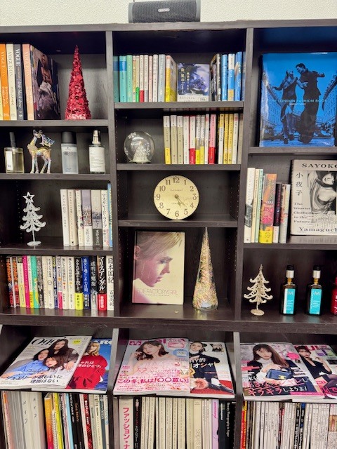 学芸大学 美容室に、Hair Esthe Hi-Deは、あります。学芸大学 美容院に、Hair Esthe Hi-Deはあります。Hair Esthe Hi-Deは目黒区学芸大学駅近くの美容院です。Hair Esthe Hi-Deは目黒区学芸大学駅近くの美容室です。祐天寺美容室近くにも、Hair Esthe Hi-Deはあります。祐天寺美容院近くにも、Hair Esthe Hi-Deはあります。Hair Esthe Hi-Deは髪にやさしく、が綺麗に艶髪になります。Hair Esthe Hi-Deは、カットがとても上手いです。Hair Esthe Hi-Deは、オシャレです。学芸大　美容院　Hair Esthe Hi-Deは、とても人気があります。学芸大　美容室　Hair Esthe Hi-Deは、40代50代60代女性に人気があります。得にボブやショートスタイルが得意で、スタイルがより立体的になります。なので立体感カットが、お客様に人気です。切りっぱなしボブカやマッシュショートも上手いです。なのでショートカットも上手いです。もちろんボブカットも上手いです。カラーも評判よく、ニューアマトラカラーがお客様に高評価です。オーガニックなヘアカラー　香草カラー色葉も人気です。ヘアマニキュアも保湿があり好評です。40代大人女性のお客様が多いです。40代ボブや40代ショートも得意です。50代大人女性も多いです、50代ボブや50代ショートも得意です。50代女性のカットは全般的に得意です。脱白髪染めハイライトカラーも好評です。60代大人女性も多いです。60代女性のカットも得意ですし、上手いと言われます。パーマもとても上手く、　クリープパーマがお客様に高評価クリープパーマしながら、髪は綺麗になります。男性のお客様もいらっしゃいます。男性のお客様は2割位です。Hair Esthe Hi-Deは、オープンした2003年からヘッドスパ「クリームバスヘアエステ」を提供しています。ヘッドスパ「クリームバスヘアエステ」は、頭皮の汚れを落とし且つ頭皮の保湿効果もあり髪に栄養を与え、艶々になります。プレミアム髪質改善トリートメントも大好評です。