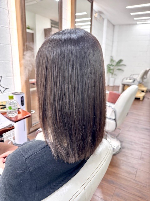 学芸大学 美容室に、Hair Esthe Hi-Deは、あります。学芸大学 美容院に、Hair Esthe Hi-Deはあります。Hair Esthe Hi-Deは目黒区学芸大学駅近くの美容院です。Hair Esthe Hi-Deは目黒区学芸大学駅近くの美容室です。祐天寺美容室近くにも、Hair Esthe Hi-Deはあります。祐天寺美容院近くにも、Hair Esthe Hi-Deはあります。Hair Esthe Hi-Deは髪にやさしく、が綺麗に艶髪になります。Hair Esthe Hi-Deは、カットがとても上手いです。Hair Esthe Hi-Deは、オシャレです。学芸大 美容院 Hair Esthe Hi-Deは、とても人気があります。学芸大 美容室 Hair Esthe Hi-Deは、40代50代60代女性に人気があります。得にボブやショートスタイルが得意で、スタイルがより立体的になります。なので立体感カットが、お客様に人気です。切りっぱなしボブカやマッシュショートも上手いです。なのでショートカットも上手いです。もちろんボブカットも上手いです。カラーも評判よく、ニューアマトラカラーがお客様に高評価です。オーガニックなヘアカラー 香草カラー色葉も人気です。ヘアマニキュアも保湿があり好評です。40代大人女性のお客様が多いです。40代ボブや40代ショートも得意です。50代大人女性も多いです、50代ボブや50代ショートも得意です。50代女性のカットは全般的に得意です。脱白髪染めハイライトカラーも好評です。60代大人女性も多いです。60代女性のカットも得意ですし、上手いと言われます。パーマもとても上手く、 クリープパーマがお客様に高評価クリープパーマしながら、髪は綺麗になります。男性のお客様もいらっしゃいます。男性のお客様は2割位です。Hair Esthe Hi-Deは、オープンした2003年からヘッドスパ「クリームバスヘアエステ」を提供しています。ヘッドスパ「クリームバスヘアエステ」は、頭皮の汚れを落とし且つ頭皮の保湿効果もあり髪に栄養を与え、艶々になります。プレミアム髪質改善トリートメントも大好評です。