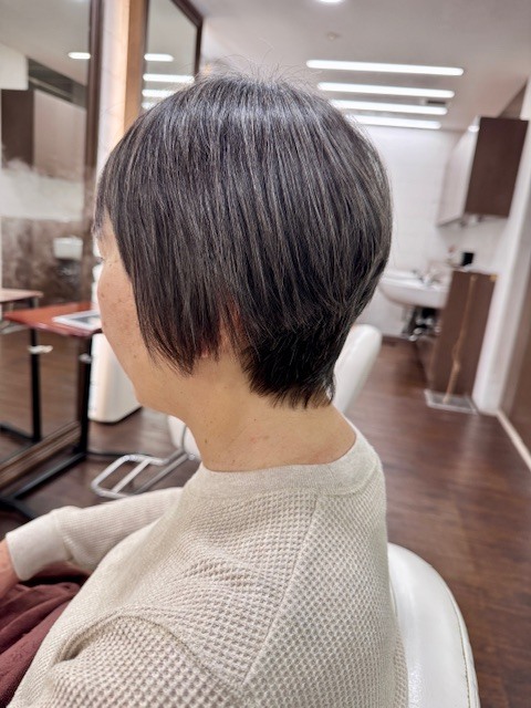 学芸大学 美容室に、Hair Esthe Hi-Deは、あります。学芸大学 美容院に、Hair Esthe Hi-Deはあります。Hair Esthe Hi-Deは目黒区学芸大学駅近くの美容院です。Hair Esthe Hi-Deは目黒区学芸大学駅近くの美容室です。祐天寺美容室近くにも、Hair Esthe Hi-Deはあります。祐天寺美容院近くにも、Hair Esthe Hi-Deはあります。Hair Esthe Hi-Deは髪にやさしく、が綺麗に艶髪になります。Hair Esthe Hi-Deは、カットがとても上手いです。Hair Esthe Hi-Deは、オシャレです。学芸大 美容院 Hair Esthe Hi-Deは、とても人気があります。学芸大 美容室 Hair Esthe Hi-Deは、40代50代60代女性に人気があります。得にボブやショートスタイルが得意で、スタイルがより立体的になります。なので立体感カットが、お客様に人気です。切りっぱなしボブカやマッシュショートも上手いです。なのでショートカットも上手いです。もちろんボブカットも上手いです。カラーも評判よく、ニューアマトラカラーがお客様に高評価です。オーガニックなヘアカラー 香草カラー色葉も人気です。ヘアマニキュアも保湿があり好評です。40代大人女性のお客様が多いです。40代ボブや40代ショートも得意です。50代大人女性も多いです、50代ボブや50代ショートも得意です。50代女性のカットは全般的に得意です。脱白髪染めハイライトカラーも好評です。60代大人女性も多いです。60代女性のカットも得意ですし、上手いと言われます。パーマもとても上手く、 クリープパーマがお客様に高評価クリープパーマしながら、髪は綺麗になります。男性のお客様もいらっしゃいます。男性のお客様は2割位です。Hair Esthe Hi-Deは、オープンした2003年からヘッドスパ「クリームバスヘアエステ」を提供しています。ヘッドスパ「クリームバスヘアエステ」は、頭皮の汚れを落とし且つ頭皮の保湿効果もあり髪に栄養を与え、艶々になります。プレミアム髪質改善トリートメントも大好評です。