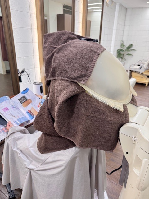 学芸大学 美容室に、Hair Esthe Hi-Deは、あります。学芸大学 美容院に、Hair Esthe Hi-Deはあります。Hair Esthe Hi-Deは目黒区学芸大学駅近くの美容院です。Hair Esthe Hi-Deは目黒区学芸大学駅近くの美容室です。祐天寺美容室近くにも、Hair Esthe Hi-Deはあります。祐天寺美容院近くにも、Hair Esthe Hi-Deはあります。Hair Esthe Hi-Deは髪にやさしく、が綺麗に艶髪になります。Hair Esthe Hi-Deは、カットがとても上手いです。Hair Esthe Hi-Deは、オシャレです。学芸大　美容院　Hair Esthe Hi-Deは、とても人気があります。学芸大　美容室　Hair Esthe Hi-Deは、40代50代60代女性に人気があります。得にボブやショートスタイルが得意で、スタイルがより立体的になります。なので立体感カットが、お客様に人気です。切りっぱなしボブカやマッシュショートも上手いです。なのでショートカットも上手いです。もちろんボブカットも上手いです。カラーも評判よく、ニューアマトラカラーがお客様に高評価です。オーガニックなヘアカラー　香草カラー色葉も人気です。ヘアマニキュアも保湿があり好評です。40代大人女性のお客様が多いです。40代ボブや40代ショートも得意です。50代大人女性も多いです、50代ボブや50代ショートも得意です。50代女性のカットは全般的に得意です。脱白髪染めハイライトカラーも好評です。60代大人女性も多いです。60代女性のカットも得意ですし、上手いと言われます。パーマもとても上手く、　クリープパーマがお客様に高評価クリープパーマしながら、髪は綺麗になります。男性のお客様もいらっしゃいます。男性のお客様は2割位です。Hair Esthe Hi-Deは、オープンした2003年からヘッドスパ「クリームバスヘアエステ」を提供しています。ヘッドスパ「クリームバスヘアエステ」は、頭皮の汚れを落とし且つ頭皮の保湿効果もあり髪に栄養を与え、艶々になります。プレミアム髪質改善トリートメントも大好評です。