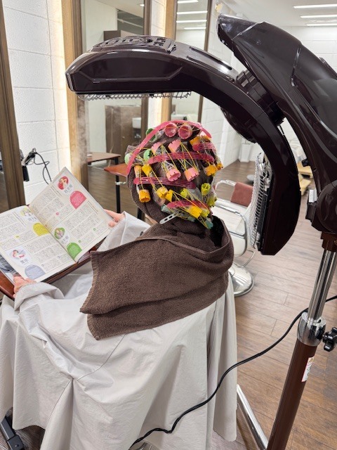 学芸大学 美容室に、Hair Esthe Hi-Deは、あります。学芸大学 美容院に、Hair Esthe Hi-Deはあります。Hair Esthe Hi-Deは目黒区学芸大学駅近くの美容院です。Hair Esthe Hi-Deは目黒区学芸大学駅近くの美容室です。祐天寺美容室近くにも、Hair Esthe Hi-Deはあります。祐天寺美容院近くにも、Hair Esthe Hi-Deはあります。Hair Esthe Hi-Deは髪にやさしく、が綺麗に艶髪になります。Hair Esthe Hi-Deは、カットがとても上手いです。Hair Esthe Hi-Deは、オシャレです。学芸大　美容院　Hair Esthe Hi-Deは、とても人気があります。学芸大　美容室　Hair Esthe Hi-Deは、40代50代60代女性に人気があります。得にボブやショートスタイルが得意で、スタイルがより立体的になります。なので立体感カットが、お客様に人気です。切りっぱなしボブカやマッシュショートも上手いです。なのでショートカットも上手いです。もちろんボブカットも上手いです。カラーも評判よく、ニューアマトラカラーがお客様に高評価です。オーガニックなヘアカラー　香草カラー色葉も人気です。ヘアマニキュアも保湿があり好評です。40代大人女性のお客様が多いです。40代ボブや40代ショートも得意です。50代大人女性も多いです、50代ボブや50代ショートも得意です。50代女性のカットは全般的に得意です。脱白髪染めハイライトカラーも好評です。60代大人女性も多いです。60代女性のカットも得意ですし、上手いと言われます。パーマもとても上手く、　クリープパーマがお客様に高評価クリープパーマしながら、髪は綺麗になります。男性のお客様もいらっしゃいます。男性のお客様は2割位です。Hair Esthe Hi-Deは、オープンした2003年からヘッドスパ「クリームバスヘアエステ」を提供しています。ヘッドスパ「クリームバスヘアエステ」は、頭皮の汚れを落とし且つ頭皮の保湿効果もあり髪に栄養を与え、艶々になります。プレミアム髪質改善トリートメントも大好評です。