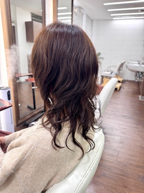 学芸大学 美容室に、Hair Esthe Hi-Deは、あります。学芸大学 美容院に、Hair Esthe Hi-Deはあります。Hair Esthe Hi-Deは目黒区学芸大学駅近くの美容院です。Hair Esthe Hi-Deは目黒区学芸大学駅近くの美容室です。祐天寺美容室近くにも、Hair Esthe Hi-Deはあります。祐天寺美容院近くにも、Hair Esthe Hi-Deはあります。Hair Esthe Hi-Deは髪にやさしく、が綺麗に艶髪になります。Hair Esthe Hi-Deは、カットがとても上手いです。Hair Esthe Hi-Deは、オシャレです。学芸大 美容院 Hair Esthe Hi-Deは、とても人気があります。学芸大 美容室 Hair Esthe Hi-Deは、40代50代60代女性に人気があります。得にボブやショートスタイルが得意で、スタイルがより立体的になります。なので立体感カットが、お客様に人気です。切りっぱなしボブカやマッシュショートも上手いです。なのでショートカットも上手いです。もちろんボブカットも上手いです。カラーも評判よく、ニューアマトラカラーがお客様に高評価です。オーガニックなヘアカラー 香草カラー色葉も人気です。ヘアマニキュアも保湿があり好評です。40代大人女性のお客様が多いです。40代ボブや40代ショートも得意です。50代大人女性も多いです、50代ボブや50代ショートも得意です。50代女性のカットは全般的に得意です。脱白髪染めハイライトカラーも好評です。60代大人女性も多いです。60代女性のカットも得意ですし、上手いと言われます。パーマもとても上手く、 クリープパーマがお客様に高評価クリープパーマしながら、髪は綺麗になります。男性のお客様もいらっしゃいます。男性のお客様は2割位です。Hair Esthe Hi-Deは、オープンした2003年からヘッドスパ「クリームバスヘアエステ」を提供しています。ヘッドスパ「クリームバスヘアエステ」は、頭皮の汚れを落とし且つ頭皮の保湿効果もあり髪に栄養を与え、艶々になります。プレミアム髪質改善トリートメントも大好評です。