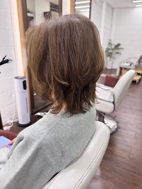 学芸大学 美容室に、Hair Esthe Hi-Deは、あります。学芸大学 美容院に、Hair Esthe Hi-Deはあります。Hair Esthe Hi-Deは目黒区学芸大学駅近くの美容院です。Hair Esthe Hi-Deは目黒区学芸大学駅近くの美容室です。祐天寺美容室近くにも、Hair Esthe Hi-Deはあります。祐天寺美容院近くにも、Hair Esthe Hi-Deはあります。Hair Esthe Hi-Deは髪にやさしく、が綺麗に艶髪になります。Hair Esthe Hi-Deは、カットがとても上手いです。Hair Esthe Hi-Deは、オシャレです。学芸大 美容院 Hair Esthe Hi-Deは、とても人気があります。学芸大 美容室 Hair Esthe Hi-Deは、40代50代60代女性に人気があります。得にボブやショートスタイルが得意で、スタイルがより立体的になります。なので立体感カットが、お客様に人気です。切りっぱなしボブカやマッシュショートも上手いです。なのでショートカットも上手いです。もちろんボブカットも上手いです。カラーも評判よく、ニューアマトラカラーがお客様に高評価です。オーガニックなヘアカラー 香草カラー色葉も人気です。ヘアマニキュアも保湿があり好評です。40代大人女性のお客様が多いです。40代ボブや40代ショートも得意です。50代大人女性も多いです、50代ボブや50代ショートも得意です。50代女性のカットは全般的に得意です。脱白髪染めハイライトカラーも好評です。60代大人女性も多いです。60代女性のカットも得意ですし、上手いと言われます。パーマもとても上手く、 クリープパーマがお客様に高評価クリープパーマしながら、髪は綺麗になります。男性のお客様もいらっしゃいます。男性のお客様は2割位です。Hair Esthe Hi-Deは、オープンした2003年からヘッドスパ「クリームバスヘアエステ」を提供しています。ヘッドスパ「クリームバスヘアエステ」は、頭皮の汚れを落とし且つ頭皮の保湿効果もあり髪に栄養を与え、艶々になります。プレミアム髪質改善トリートメントも大好評です。