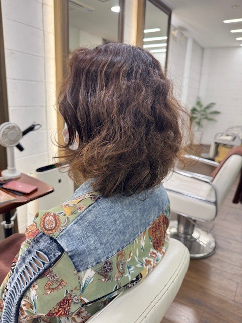 学芸大学 美容室に、Hair Esthe Hi-Deは、あります。学芸大学 美容院に、Hair Esthe Hi-Deはあります。Hair Esthe Hi-Deは目黒区学芸大学駅近くの美容院です。Hair Esthe Hi-Deは目黒区学芸大学駅近くの美容室です。祐天寺美容室近くにも、Hair Esthe Hi-Deはあります。祐天寺美容院近くにも、Hair Esthe Hi-Deはあります。Hair Esthe Hi-Deは髪にやさしく、が綺麗に艶髪になります。Hair Esthe Hi-Deは、カットがとても上手いです。Hair Esthe Hi-Deは、オシャレです。学芸大 美容院 Hair Esthe Hi-Deは、とても人気があります。学芸大 美容室 Hair Esthe Hi-Deは、40代50代60代女性に人気があります。得にボブやショートスタイルが得意で、スタイルがより立体的になります。なので立体感カットが、お客様に人気です。切りっぱなしボブカやマッシュショートも上手いです。なのでショートカットも上手いです。もちろんボブカットも上手いです。カラーも評判よく、ニューアマトラカラーがお客様に高評価です。オーガニックなヘアカラー 香草カラー色葉も人気です。ヘアマニキュアも保湿があり好評です。40代大人女性のお客様が多いです。40代ボブや40代ショートも得意です。50代大人女性も多いです、50代ボブや50代ショートも得意です。50代女性のカットは全般的に得意です。脱白髪染めハイライトカラーも好評です。60代大人女性も多いです。60代女性のカットも得意ですし、上手いと言われます。パーマもとても上手く、 クリープパーマがお客様に高評価クリープパーマしながら、髪は綺麗になります。男性のお客様もいらっしゃいます。男性のお客様は2割位です。Hair Esthe Hi-Deは、オープンした2003年からヘッドスパ「クリームバスヘアエステ」を提供しています。ヘッドスパ「クリームバスヘアエステ」は、頭皮の汚れを落とし且つ頭皮の保湿効果もあり髪に栄養を与え、艶々になります。プレミアム髪質改善トリートメントも大好評です。