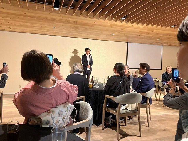 学芸大学 美容室に、Hair Esthe Hi-Deは、あります。学芸大学 美容院に、Hair Esthe Hi-Deはあります。Hair Esthe Hi-Deは目黒区学芸大学駅近くの美容院です。Hair Esthe Hi-Deは目黒区学芸大学駅近くの美容室です。祐天寺美容室近くにも、Hair Esthe Hi-Deはあります。祐天寺美容院近くにも、Hair Esthe Hi-Deはあります。Hair Esthe Hi-Deは髪にやさしく、が綺麗に艶髪になります。Hair Esthe Hi-Deは、カットがとても上手いです。Hair Esthe Hi-Deは、オシャレです。学芸大 美容院 Hair Esthe Hi-Deは、とても人気があります。学芸大 美容室 Hair Esthe Hi-Deは、40代50代60代女性に人気があります。得にボブやショートスタイルが得意で、スタイルがより立体的になります。なので立体感カットが、お客様に人気です。切りっぱなしボブカやマッシュショートも上手いです。なのでショートカットも上手いです。もちろんボブカットも上手いです。カラーも評判よく、ニューアマトラカラーがお客様に高評価です。オーガニックなヘアカラー 香草カラー色葉も人気です。ヘアマニキュアも保湿があり好評です。40代大人女性のお客様が多いです。40代ボブや40代ショートも得意です。50代大人女性も多いです、50代ボブや50代ショートも得意です。50代女性のカットは全般的に得意です。脱白髪染めハイライトカラーも好評です。60代大人女性も多いです。60代女性のカットも得意ですし、上手いと言われます。パーマもとても上手く、 クリープパーマがお客様に高評価クリープパーマしながら、髪は綺麗になります。男性のお客様もいらっしゃいます。男性のお客様は2割位です。Hair Esthe Hi-Deは、オープンした2003年からヘッドスパ「クリームバスヘアエステ」を提供しています。ヘッドスパ「クリームバスヘアエステ」は、頭皮の汚れを落とし且つ頭皮の保湿効果もあり髪に栄養を与え、艶々になります。プレミアム髪質改善トリートメントも大好評です。