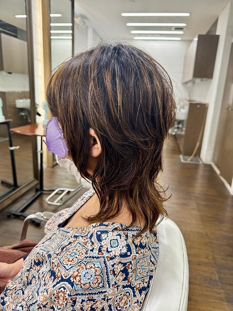 学芸大学 美容室に、Hair Esthe Hi-Deは、あります。学芸大学 美容院に、Hair Esthe Hi-Deはあります。Hair Esthe Hi-Deは目黒区学芸大学駅近くの美容院です。Hair Esthe Hi-Deは目黒区学芸大学駅近くの美容室です。祐天寺美容室近くにも、Hair Esthe Hi-Deはあります。祐天寺美容院近くにも、Hair Esthe Hi-Deはあります。Hair Esthe Hi-Deは髪にやさしく、が綺麗に艶髪になります。Hair Esthe Hi-Deは、カットがとても上手いです。Hair Esthe Hi-Deは、オシャレです。学芸大 美容院 Hair Esthe Hi-Deは、とても人気があります。学芸大 美容室 Hair Esthe Hi-Deは、40代50代60代女性に人気があります。得にボブやショートスタイルが得意で、スタイルがより立体的になります。なので立体感カットが、お客様に人気です。切りっぱなしボブカやマッシュショートも上手いです。なのでショートカットも上手いです。もちろんボブカットも上手いです。カラーも評判よく、ニューアマトラカラーがお客様に高評価です。オーガニックなヘアカラー 香草カラー色葉も人気です。ヘアマニキュアも保湿があり好評です。40代大人女性のお客様が多いです。40代ボブや40代ショートも得意です。50代大人女性も多いです、50代ボブや50代ショートも得意です。50代女性のカットは全般的に得意です。脱白髪染めハイライトカラーも好評です。60代大人女性も多いです。60代女性のカットも得意ですし、上手いと言われます。パーマもとても上手く、 クリープパーマがお客様に高評価クリープパーマしながら、髪は綺麗になります。男性のお客様もいらっしゃいます。男性のお客様は2割位です。Hair Esthe Hi-Deは、オープンした2003年からヘッドスパ「クリームバスヘアエステ」を提供しています。ヘッドスパ「クリームバスヘアエステ」は、頭皮の汚れを落とし且つ頭皮の保湿効果もあり髪に栄養を与え、艶々になります。プレミアム髪質改善トリートメントも大好評です。