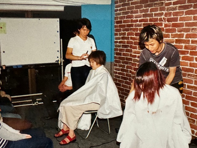 学芸大学 美容室に、Hair Esthe Hi-Deは、あります。学芸大学 美容院に、Hair Esthe Hi-Deはあります。Hair Esthe Hi-Deは目黒区学芸大学駅近くの美容院です。Hair Esthe Hi-Deは目黒区学芸大学駅近くの美容室です。祐天寺美容室近くにも、Hair Esthe Hi-Deはあります。祐天寺美容院近くにも、Hair Esthe Hi-Deはあります。Hair Esthe Hi-Deは髪にやさしく、が綺麗に艶髪になります。Hair Esthe Hi-Deは、カットがとても上手いです。Hair Esthe Hi-Deは、オシャレです。学芸大 美容院 Hair Esthe Hi-Deは、とても人気があります。学芸大 美容室 Hair Esthe Hi-Deは、40代50代60代女性に人気があります。得にボブやショートスタイルが得意で、スタイルがより立体的になります。なので立体感カットが、お客様に人気です。切りっぱなしボブカやマッシュショートも上手いです。なのでショートカットも上手いです。もちろんボブカットも上手いです。カラーも評判よく、ニューアマトラカラーがお客様に高評価です。オーガニックなヘアカラー 香草カラー色葉も人気です。ヘアマニキュアも保湿があり好評です。40代大人女性のお客様が多いです。40代ボブや40代ショートも得意です。50代大人女性も多いです、50代ボブや50代ショートも得意です。50代女性のカットは全般的に得意です。脱白髪染めハイライトカラーも好評です。60代大人女性も多いです。60代女性のカットも得意ですし、上手いと言われます。パーマもとても上手く、 クリープパーマがお客様に高評価クリープパーマしながら、髪は綺麗になります。男性のお客様もいらっしゃいます。男性のお客様は2割位です。Hair Esthe Hi-Deは、オープンした2003年からヘッドスパ「クリームバスヘアエステ」を提供しています。ヘッドスパ「クリームバスヘアエステ」は、頭皮の汚れを落とし且つ頭皮の保湿効果もあり髪に栄養を与え、艶々になります。プレミアム髪質改善トリートメントも大好評です。