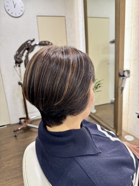 学芸大学 美容室に、Hair Esthe Hi-Deは、あります。学芸大学 美容院に、Hair Esthe Hi-Deはあります。Hair Esthe Hi-Deは目黒区学芸大学駅近くの美容院です。Hair Esthe Hi-Deは目黒区学芸大学駅近くの美容室です。祐天寺美容室近くにも、Hair Esthe Hi-Deはあります。祐天寺美容院近くにも、Hair Esthe Hi-Deはあります。Hair Esthe Hi-Deは髪にやさしく、が綺麗に艶髪になります。Hair Esthe Hi-Deは、カットがとても上手いです。Hair Esthe Hi-Deは、オシャレです。学芸大 美容院 Hair Esthe Hi-Deは、とても人気があります。学芸大 美容室 Hair Esthe Hi-Deは、40代50代60代女性に人気があります。得にボブやショートスタイルが得意で、スタイルがより立体的になります。なので立体感カットが、お客様に人気です。切りっぱなしボブカやマッシュショートも上手いです。なのでショートカットも上手いです。もちろんボブカットも上手いです。カラーも評判よく、ニューアマトラカラーがお客様に高評価です。オーガニックなヘアカラー 香草カラー色葉も人気です。ヘアマニキュアも保湿があり好評です。40代大人女性のお客様が多いです。40代ボブや40代ショートも得意です。50代大人女性も多いです、50代ボブや50代ショートも得意です。50代女性のカットは全般的に得意です。脱白髪染めハイライトカラーも好評です。60代大人女性も多いです。60代女性のカットも得意ですし、上手いと言われます。パーマもとても上手く、 クリープパーマがお客様に高評価クリープパーマしながら、髪は綺麗になります。男性のお客様もいらっしゃいます。男性のお客様は2割位です。Hair Esthe Hi-Deは、オープンした2003年からヘッドスパ「クリームバスヘアエステ」を提供しています。ヘッドスパ「クリームバスヘアエステ」は、頭皮の汚れを落とし且つ頭皮の保湿効果もあり髪に栄養を与え、艶々になります。プレミアム髪質改善トリートメントも大好評です。